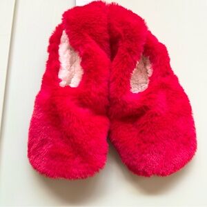 NWT Auden Red Faux Fur Slipper Socks Faux Shearling Lined Gripper Soles M/L 8-10